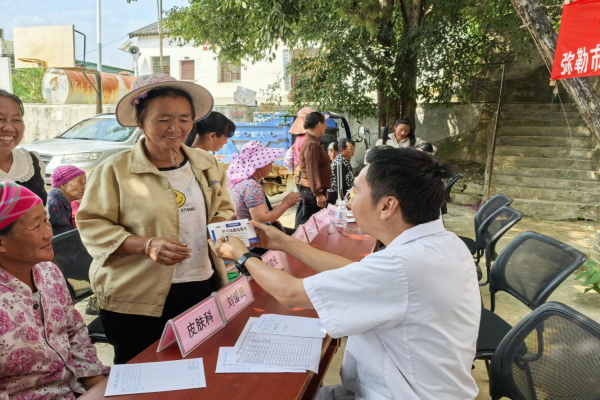 红河州弥勒市计生协开展服务百姓义诊进彝乡活动2.png
