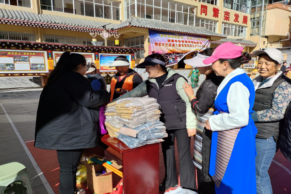 迪庆州德钦县计生协开展优生优育宣传活动2.png