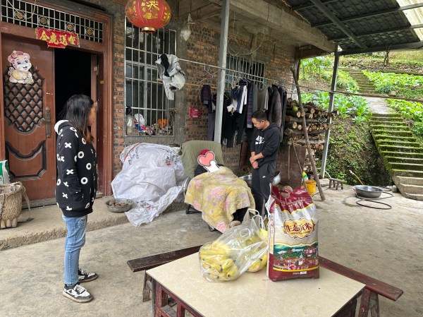 昭通市绥江县计生协开展慰问计生困难家庭走访活动1.png