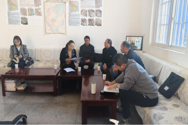 玉溪市计生协调研组到江川区侯家沟村委会调1.png