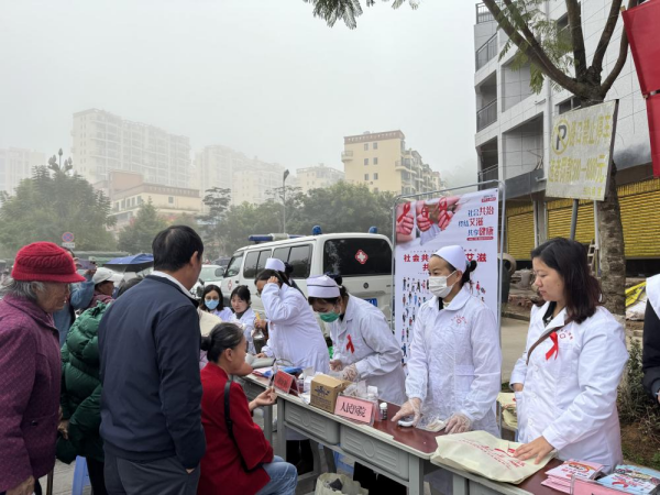 普洱市墨江县计生协联合多部门开展第37个“世界艾滋病日”集中宣传活动2.png