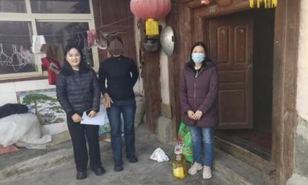迪庆州德钦县奔子栏镇计生协开展计划生育特殊家庭走访慰问活动1.png