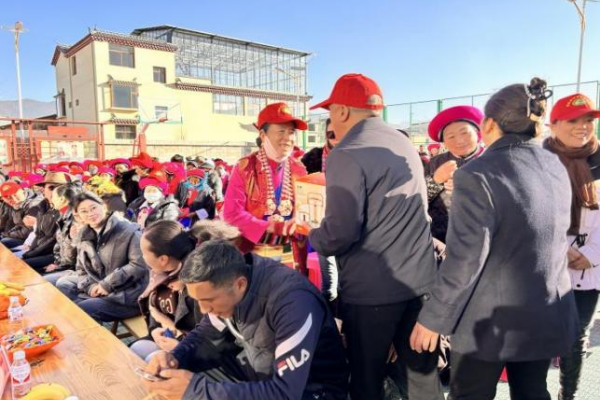迪庆州举行“暖心家园”项目点揭牌仪式暨多部门联动关爱计生特殊家庭联谊活动2.png