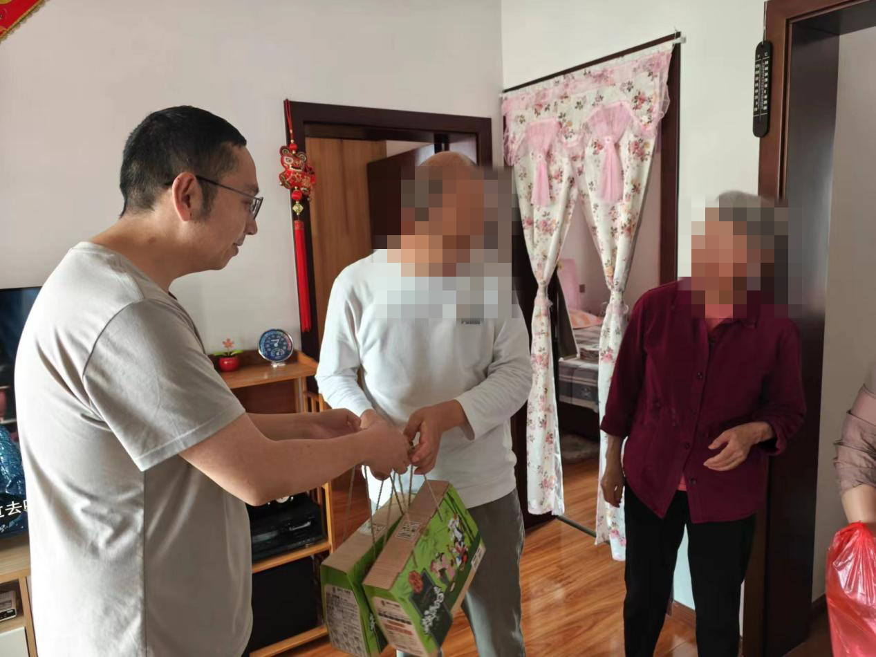 曲靖市麒麟区太和街道曲烟社区“暖心家园”网格员上门走访.jpg