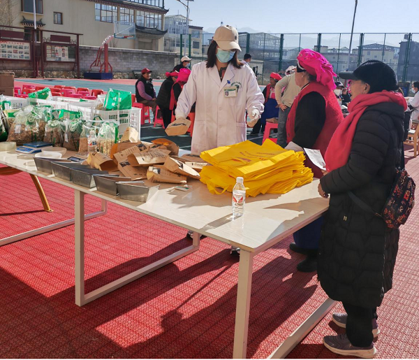 迪庆州香格里拉市计生协开展“情暖北郊 健康同行”义诊服务活动1.png