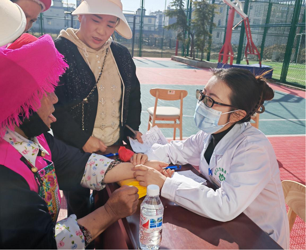 迪庆州香格里拉市计生协开展“情暖北郊 健康同行”义诊服务活动2.png
