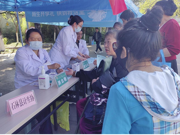 昆明市石林县计生协参加县第37个爱国卫生2.png