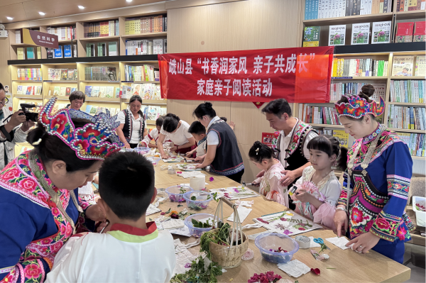 玉溪市峨山县计生协参与开展“书香润家风 亲子共成长”家庭亲子阅读活动2.png