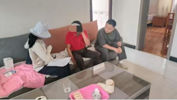 玉溪市新平县扬武镇计生协走访计生特殊家庭1.png