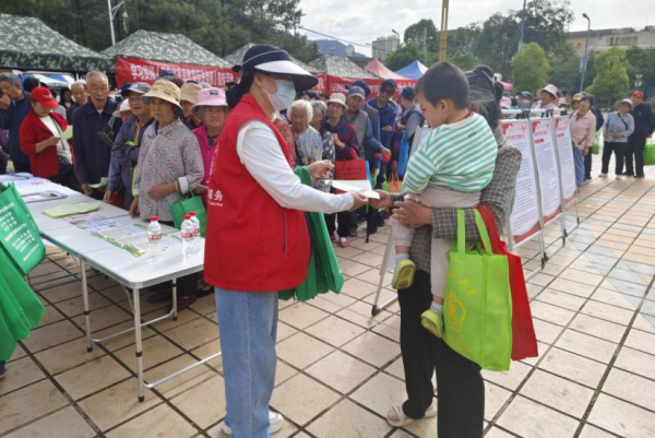 玉溪市澄江市凤麓街道计生协开展优生优育宣传活动1.png