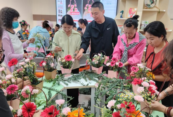 红河州蒙自市计生协开展“岁月芬芳·花艺相伴”花艺培训活动2.png