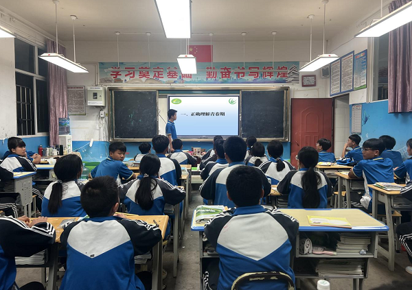 普洱市宁洱县计生协进校园组织开展青春期健康知识讲座1.png