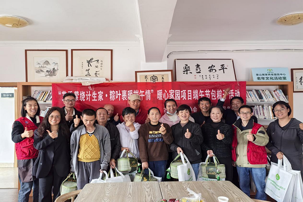 丽江市古城区计生协开展与计生特殊家庭共度端午节的活动1.png