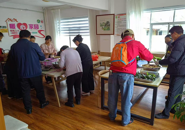 丽江市古城区计生协开展与计生特殊家庭共度端午节的活动2.png