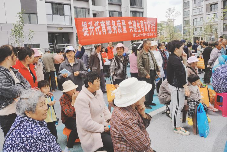 玉溪市澄江市计生协组织开展“粽香入邻里 和谐新社区”关爱计生家庭系列活动1.png