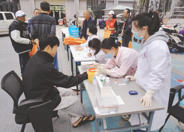 玉溪市澄江市计生协组织开展“粽香入邻里 和谐新社区”关爱计生家庭系列活动2.png