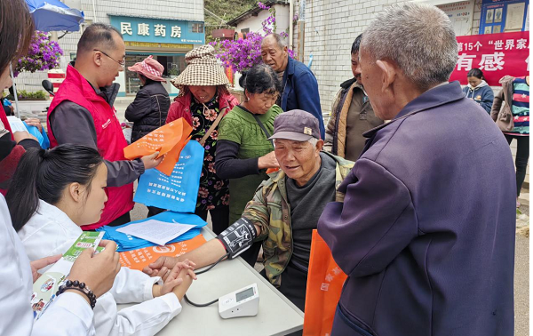 玉溪市易门县铜厂彝族乡开展“5·29会员活动日”宣传服务活动2.png