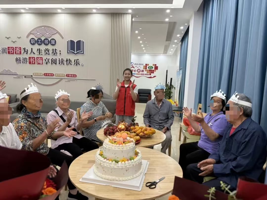云南省计生协“暖心家园”玉溪市元江县曼来镇项目点开展集体庆生活动2.png