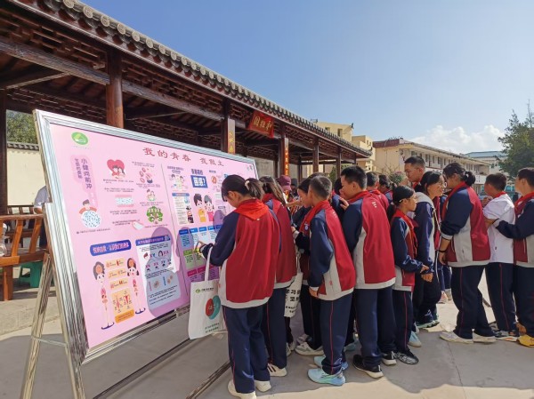 3、易门县计生协开展青春健康宣传教育活动3.jpg