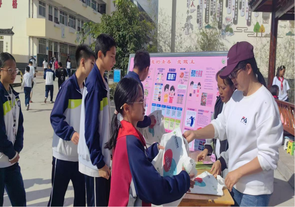 3、易门县计生协开展青春健康宣传教育活动4.png