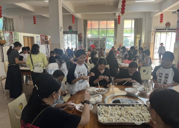 玉溪市新平县戛洒镇计生协开展暖冬包饺子亲子活动1.jpg