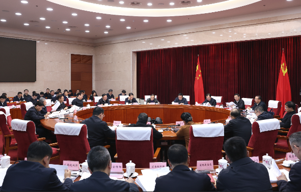 12月15日，省委常委会在昆明召开扩大会议，认真传达学习中央经济工作会议精神。　　12月15日，省委常委会召开扩大会议，认真传达学习习近平总书记重要讲话精神、中央经济工作会议精神，研究我省贯彻落实工作；决定近期召开省委十一届九次全会。　　省委书记王宁主持会议。王宁主持会议。会议指出　　习近平总书记在中央经济工作会议上的重要讲话，全面总结2025年经济工作，深入分析当前经济形势，系统部署2026年经