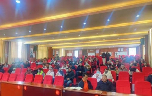 迪庆州香格里拉市建塘镇计生协开展“健康生活方式 筑牢全民健康防线”慢性病预防知识讲座2.jpg