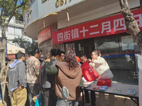 玉溪市通海县四街镇计生协开展“倡导婚育新风 促进家庭健康”主题宣传活动1.jpg