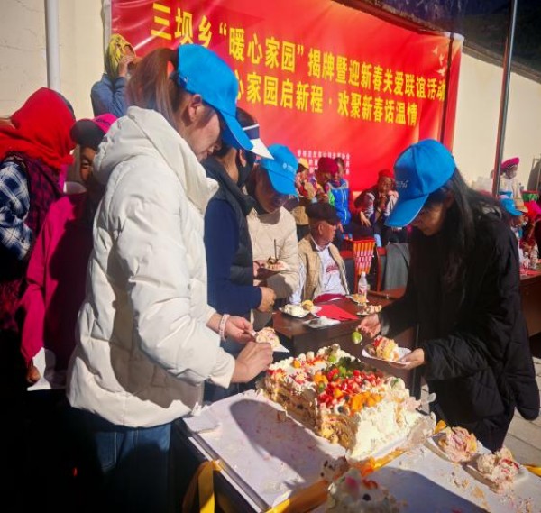 迪庆州香格里拉市计生协“暖心家园”揭牌仪式暨关爱计生特殊家庭新春联谊活动6.jpg