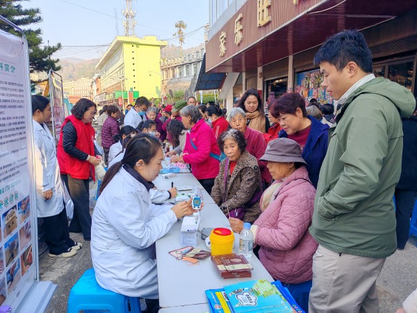 2、健康服务暖边疆 新春惠民护民生2.jpg