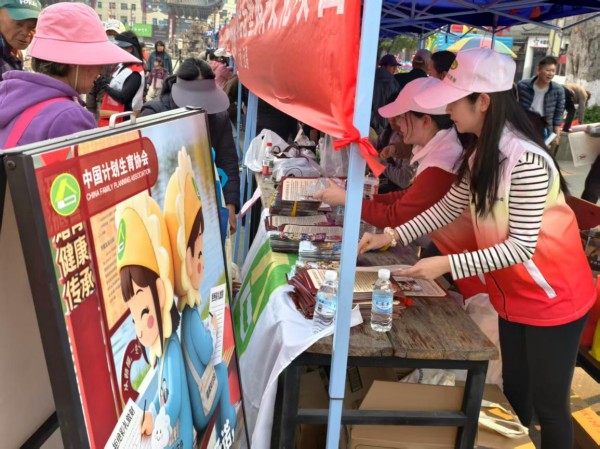 玉溪市计生协借力“三下乡”平台开展新型婚育文化宣传2.jpg